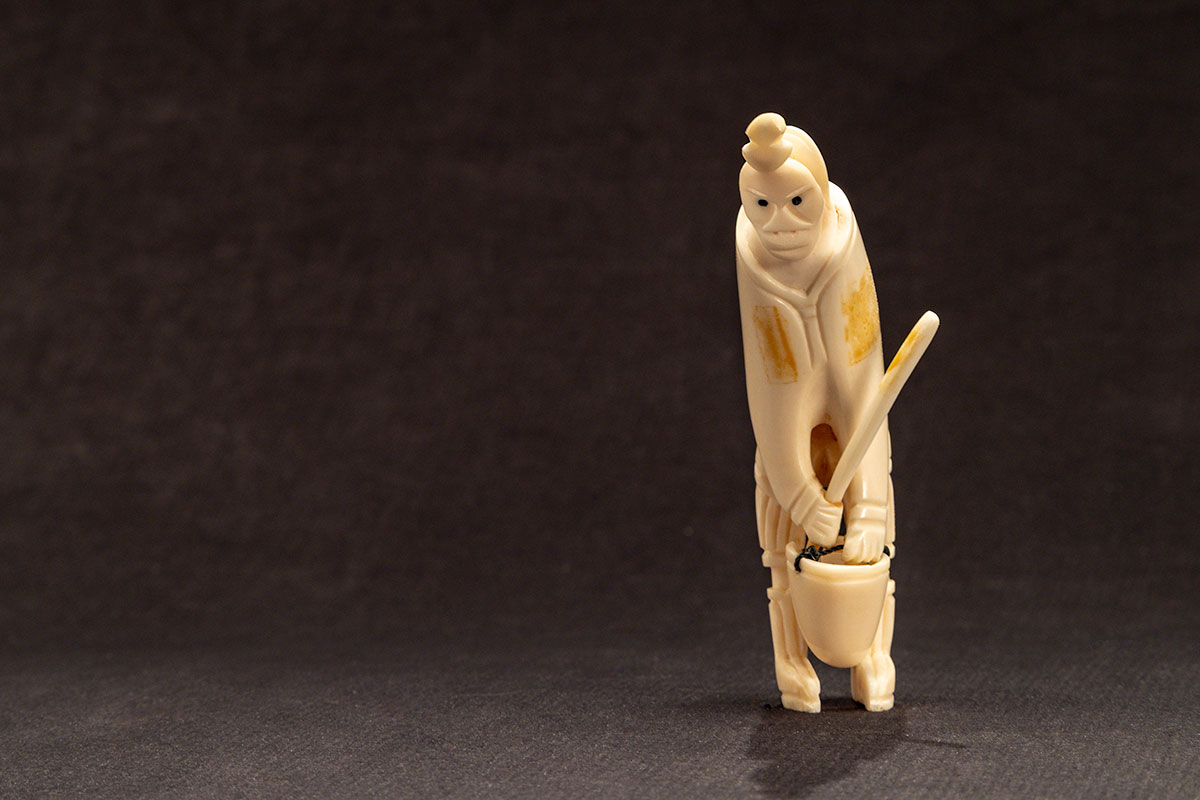 Photo_NLF2219-56_InukMotherCarryingPail_01